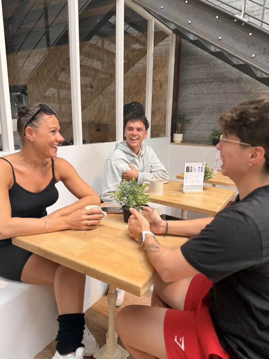 Des adhérents partagent un café au coffee bar du studio