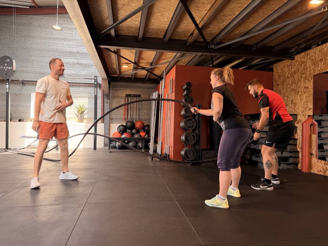 Coach EVERYBODYFIT corrigeant la posture d'un adhérent