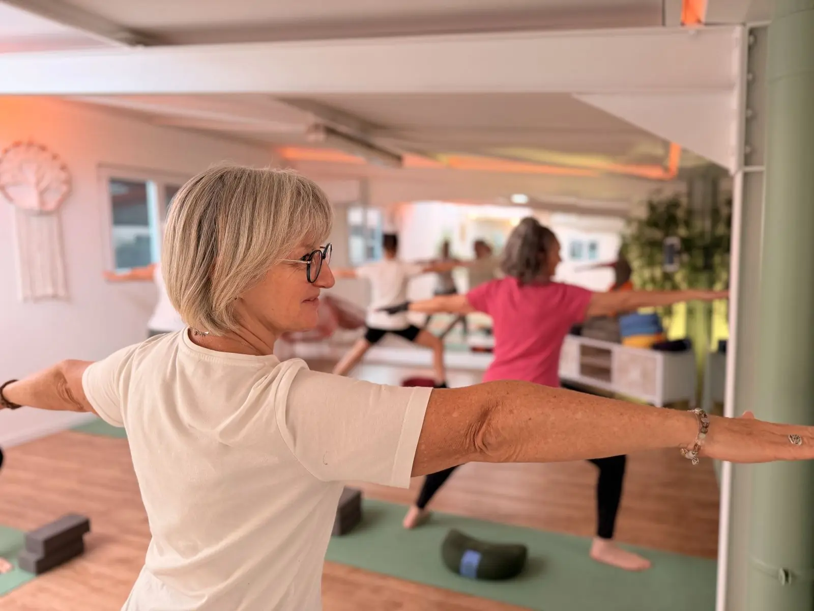 Une séance de yoga en petit groupe dans l'espace Studio
