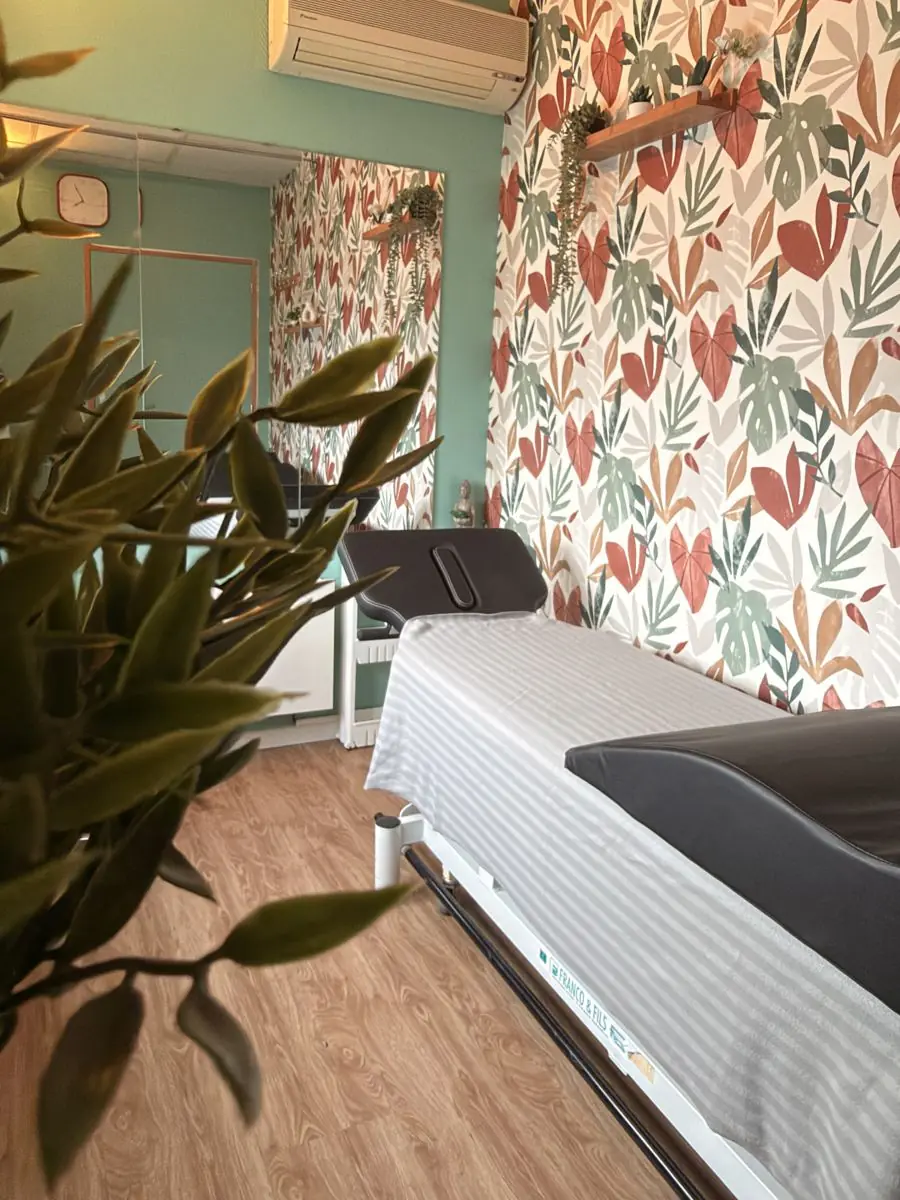 La salle bien-être du studio et sa table de massage