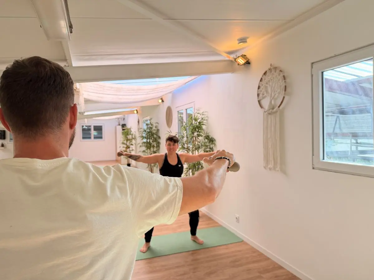 Séance de Pilates dynamique : travail debout face au coach