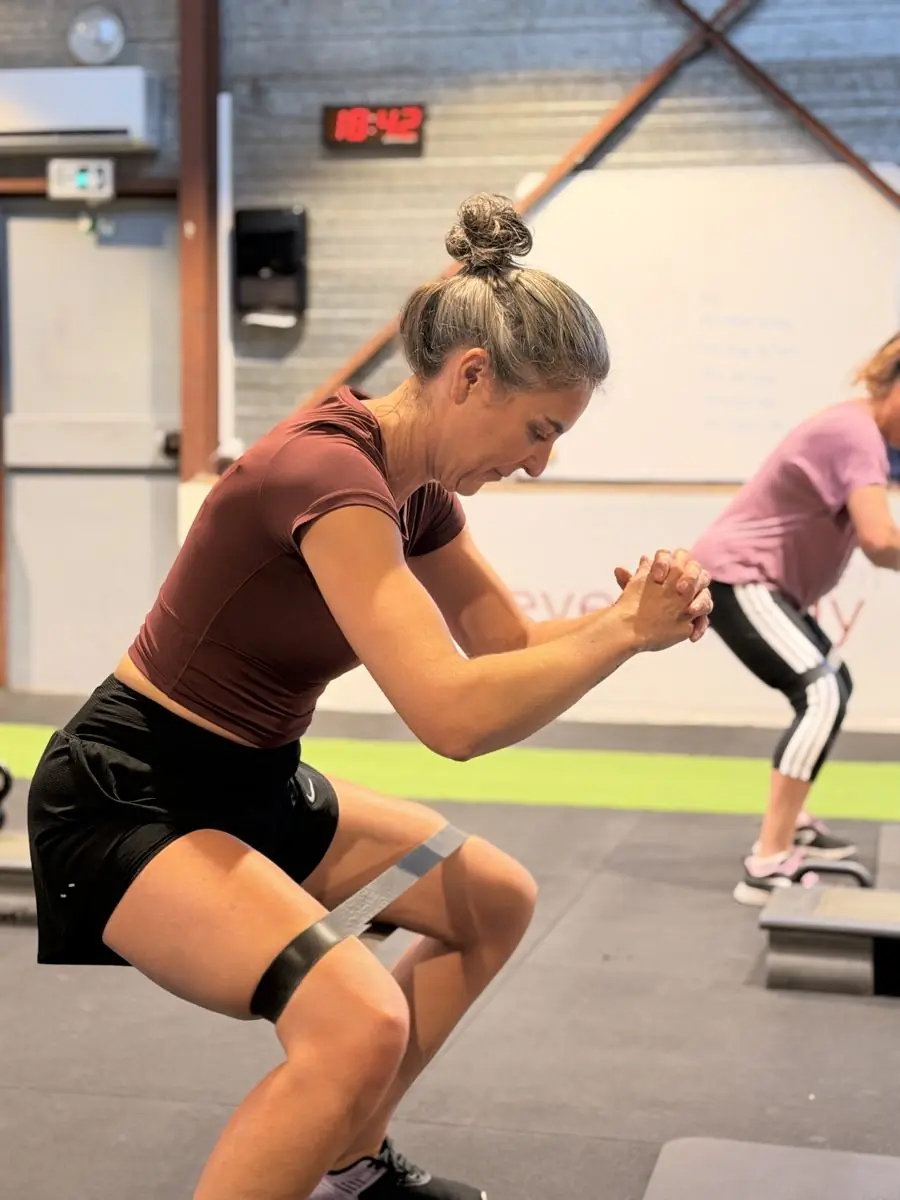 Séance Pulse : le coach kettlebell en main face au groupe
