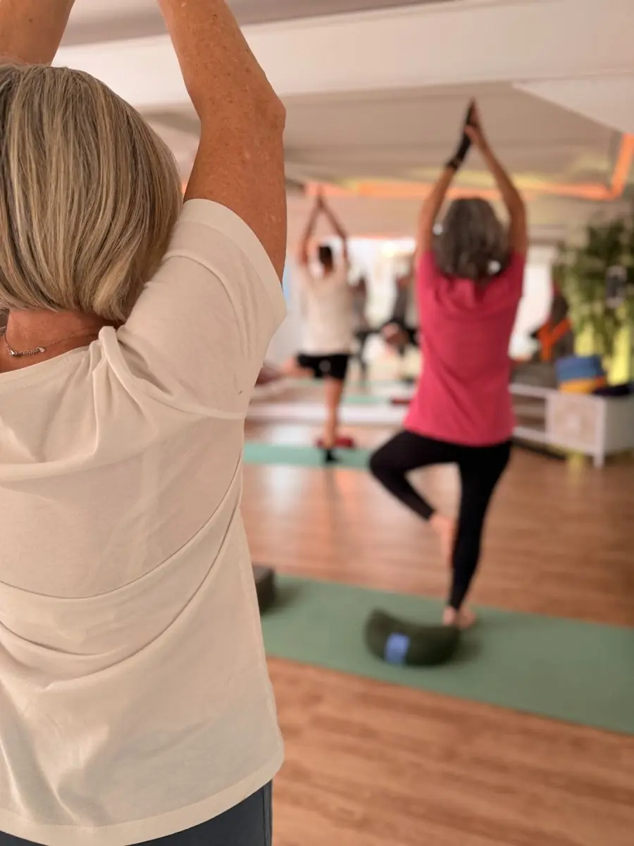Séance de yoga : posture de l'arbre en groupe