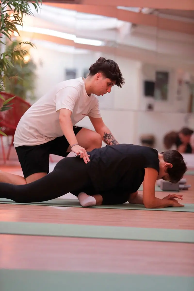 Séance de stretching accompagnée par le coach