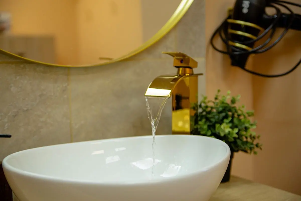 La vasque et son robinet doré dans les vestiaires du studio
